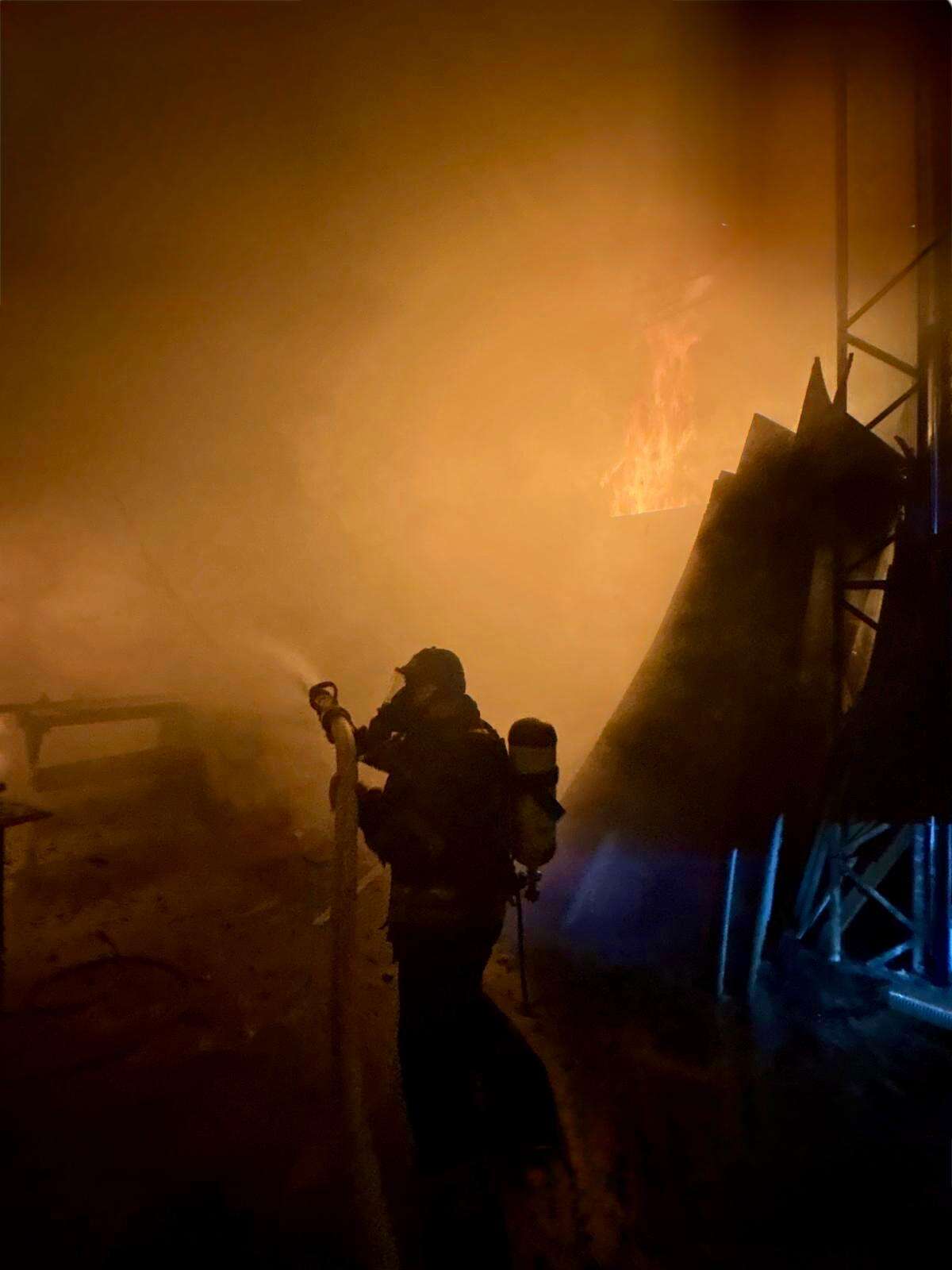 Fethiye’de Marangozhane Yangını Korkuttu: Alevler Pet Shop Deposuna Sıçradı 1